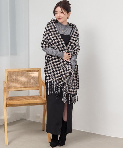 DAY CLOSET（デイ クローゼット）の「【180×68cm大判/ひざ掛け】千鳥格子チェックボリュームフリンジストール/マフラー（ストール/ショール・レディース・グレー/ライトグレー/ブラウン/レッド/ブラック・ONE SIZE）」の8枚目の写真