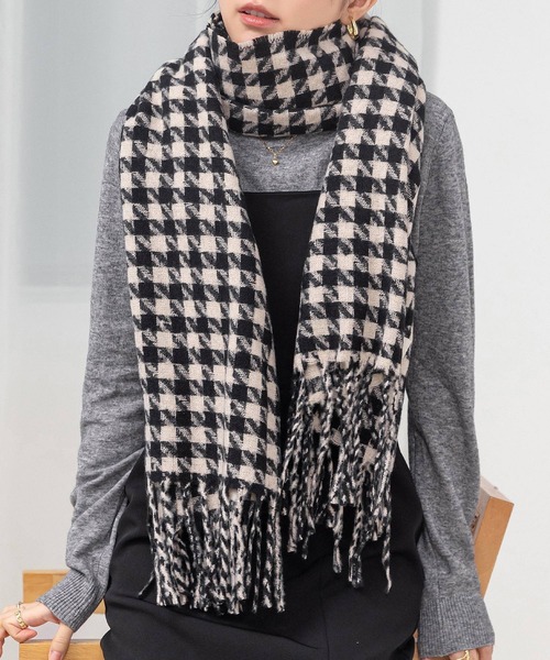 DAY CLOSET（デイ クローゼット）の「【180×68cm大判/ひざ掛け】千鳥格子チェックボリュームフリンジストール/マフラー（ストール/ショール・レディース・グレー/ライトグレー/ブラウン/レッド/ブラック・ONE SIZE）」の10枚目の写真