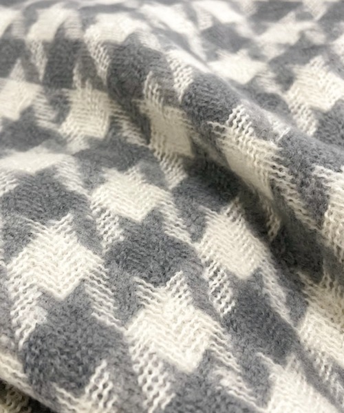 DAY CLOSET（デイ クローゼット）の「【180×68cm大判/ひざ掛け】千鳥格子チェックボリュームフリンジストール/マフラー（ストール/ショール・レディース・グレー/ライトグレー/ブラウン/レッド/ブラック・ONE SIZE）」の9枚目の写真