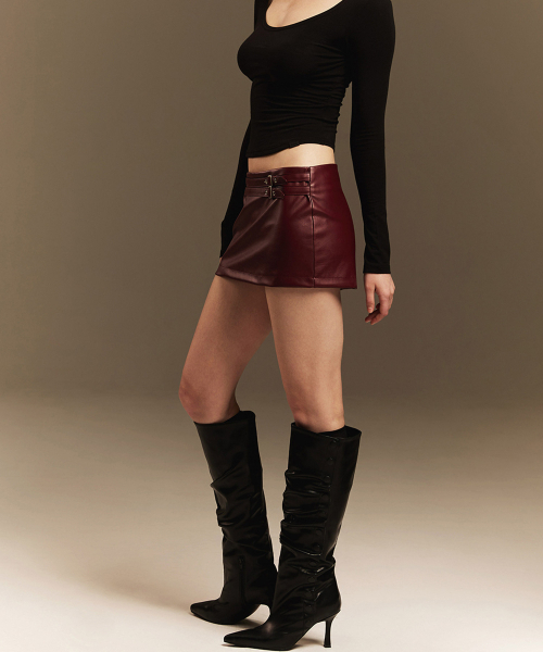 A.R.U(エイアールユー)の「LEATHER LOW SKIRT(スカート・レディース・ブラック/バーガンディー・SMALL/MEDIUM)」の3枚目の写真
