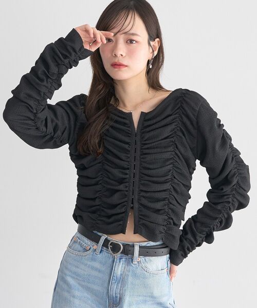 earth music&ecology（アースミュージックアンドエコロジー）の「フロントホックシャーリングトップス（シャツ/ブラウス・レディース・アイボリー/ブラック/モカ・FREE）」の2枚目の写真