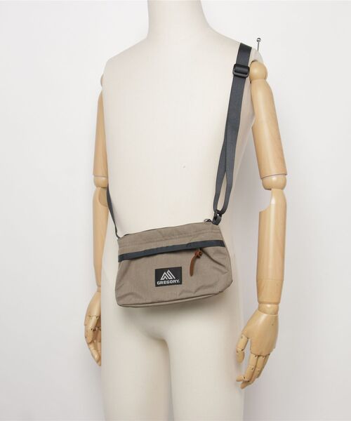 GREGORY(グレゴリー)の「エンベロップショルダー ENVELOPE SHOULDER サンドストーム(ショルダーバッグ・メンズ・ベージュ系・ONE SIZE)」の2枚目の写真