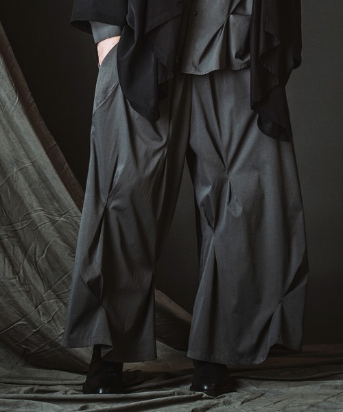 NO ID.(ノーアイディ)の「【NO ID.】Random Tuck Wide Pants / ランダム タック ワイド パンツ(その他パンツ・メンズ・ブラック/グレー・1/2)」の2枚目の写真