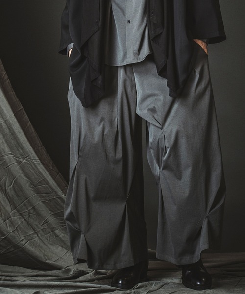 NO ID.(ノーアイディ)の「【NO ID.】Random Tuck Wide Pants / ランダム タック ワイド パンツ(その他パンツ・メンズ・ブラック/グレー・1/2)」の4枚目の写真