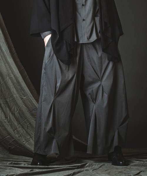 NO ID.(ノーアイディ)の「【NO ID.】Random Tuck Wide Pants / ランダム タック ワイド パンツ(その他パンツ・メンズ・ブラック/グレー・1/2)」の5枚目の写真