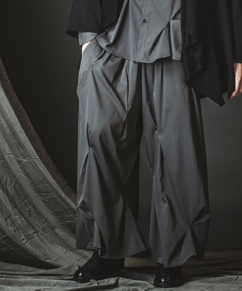 NO ID.(ノーアイディ)の「【NO ID.】Random Tuck Wide Pants / ランダム タック ワイド パンツ(その他パンツ・メンズ・ブラック/グレー・1/2)」の8枚目の写真