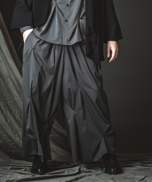 NO ID.(ノーアイディ)の「【NO ID.】Random Tuck Wide Pants / ランダム タック ワイド パンツ(その他パンツ・メンズ・ブラック/グレー・1/2)」の9枚目の写真
