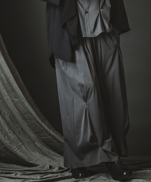NO ID.(ノーアイディ)の「【NO ID.】Random Tuck Wide Pants / ランダム タック ワイド パンツ(その他パンツ・メンズ・ブラック/グレー・1/2)」の10枚目の写真