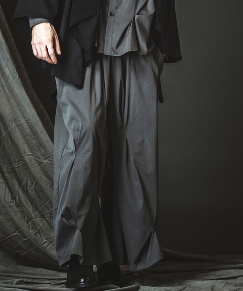 NO ID.(ノーアイディ)の「【NO ID.】Random Tuck Wide Pants / ランダム タック ワイド パンツ(その他パンツ・メンズ・ブラック/グレー・1/2)」の11枚目の写真