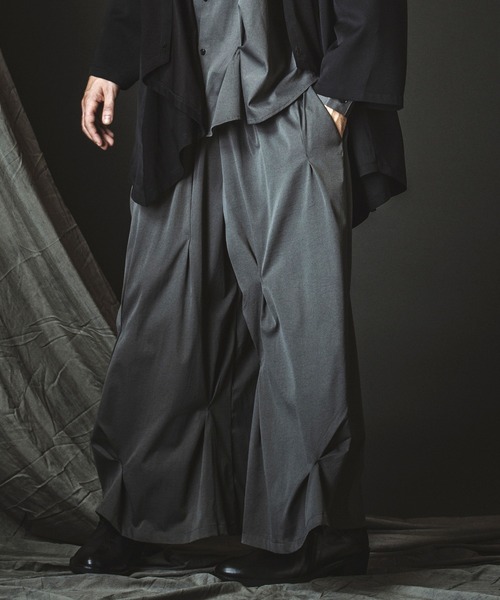 NO ID.(ノーアイディ)の「【NO ID.】Random Tuck Wide Pants / ランダム タック ワイド パンツ(その他パンツ・メンズ・ブラック/グレー・1/2)」の3枚目の写真