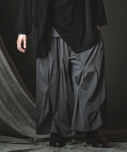 NO ID.(ノーアイディ)の「【NO ID.】Random Tuck Wide Pants / ランダム タック ワイド パンツ(その他パンツ・メンズ・ブラック/グレー・1/2)」の18枚目の写真
