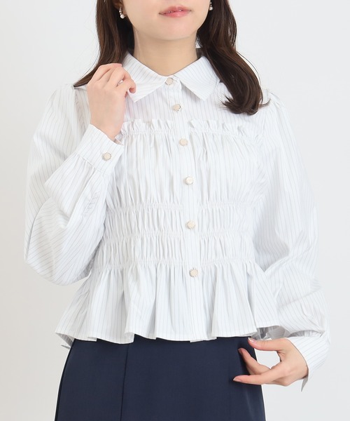 ASTORIA ODIER（アストリアオディール）の「シャーリングクロップドシャツ（シャツ/ブラウス・レディース・アイボリー/サックスブルー・MEDIUM）」の3枚目の写真