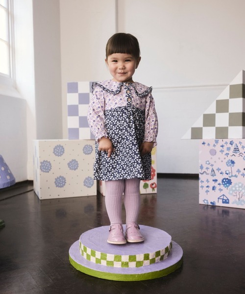 Cath Kidston(キャスキッドソン)の「キッズ ロングスリーブ ワンピース Multi Navy Ditsy(ワンピース・キッズ・ネイビー・100/110/120)」の2枚目の写真