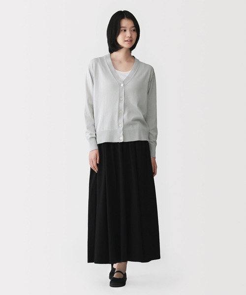 無印良品(ムジルシリョウヒン)の「婦人 UVカットライトニットVネックカーディガン(カーディガン/ボレロ・レディース・ラベンダー/ネイビー/ホワイト/ライトグレー/ブラック/スモーキーグリーン系/ライトオレンジ系/ブルー系・S/M/L/XL)」の11枚目の写真