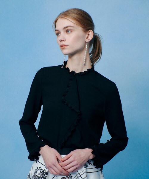 LOULOU WILLOUGHBY(ルルウィルビー)の「【LOULOU WILLOUGHBY】ヘムフリルドレープブラウス(シャツ/ブラウス・レディース・オフホワイト/レッド/ブラック・2)」の3枚目の写真