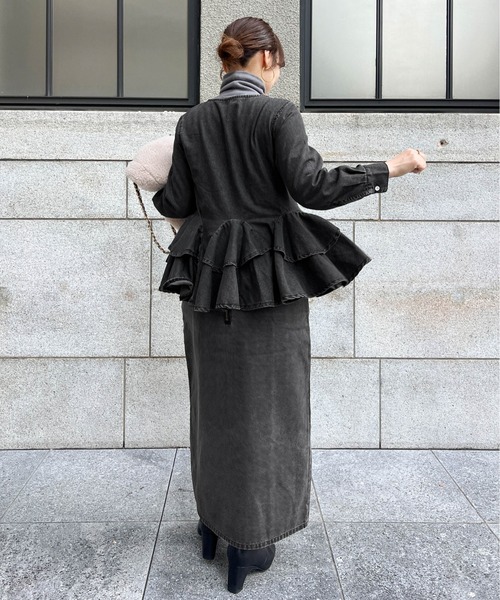 CURA CLOSET(キュラ クローゼット)の「【loverara.loverara コラボ】【セットアップ対応】裾ダブルフリルデニムカーディガン/体型カバー(カーディガン/ボレロ・レディース・ブルー/ライトブルー/ブラック系・フリー)」の5枚目の写真