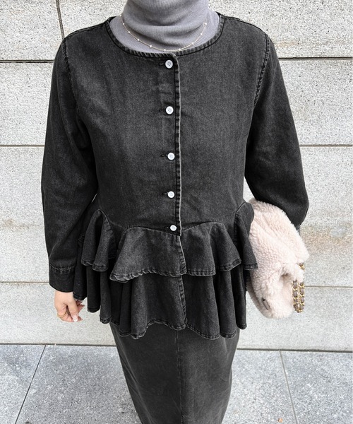 CURA CLOSET(キュラ クローゼット)の「【loverara.loverara コラボ】【セットアップ対応】裾ダブルフリルデニムカーディガン/体型カバー(カーディガン/ボレロ・レディース・ブルー/ライトブルー/ブラック系・フリー)」の7枚目の写真