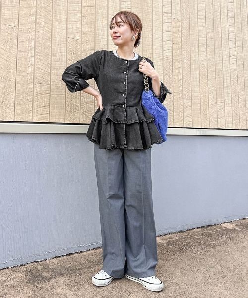 CURA CLOSET(キュラ クローゼット)の「【loverara.loverara コラボ】【セットアップ対応】裾ダブルフリルデニムカーディガン/体型カバー(カーディガン/ボレロ・レディース・ブルー/ライトブルー/ブラック系・フリー)」の8枚目の写真