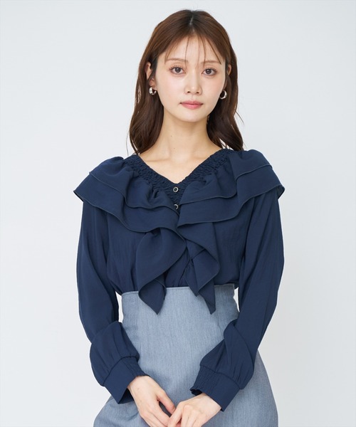 AND COUTURE(アンドクチュール)の「シャーリングフリルブラウス(シャツ/ブラウス・レディース・ネイビー/イエロー/オフホワイト・FREE)」の2枚目の写真