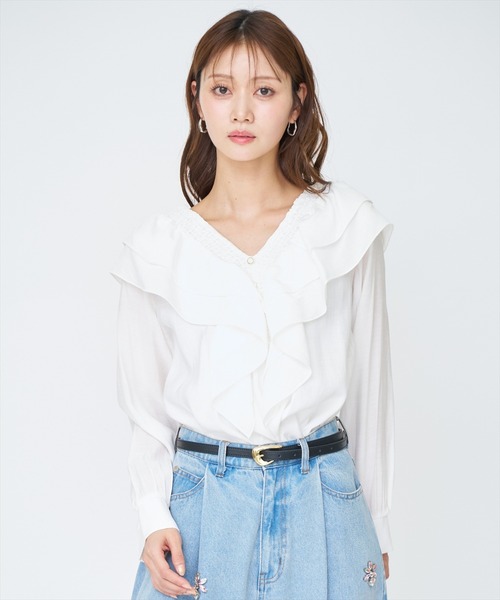 AND COUTURE(アンドクチュール)の「シャーリングフリルブラウス(シャツ/ブラウス・レディース・ネイビー/イエロー/オフホワイト・FREE)」の1枚目の写真