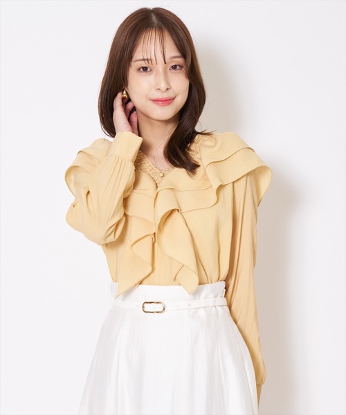 AND COUTURE(アンドクチュール)の「シャーリングフリルブラウス(シャツ/ブラウス・レディース・ネイビー/イエロー/オフホワイト・FREE)」の5枚目の写真