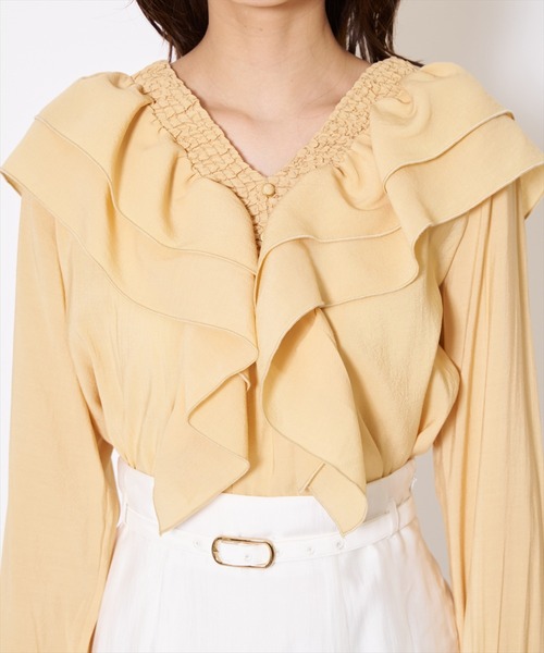 AND COUTURE(アンドクチュール)の「シャーリングフリルブラウス(シャツ/ブラウス・レディース・ネイビー/イエロー/オフホワイト・FREE)」の8枚目の写真