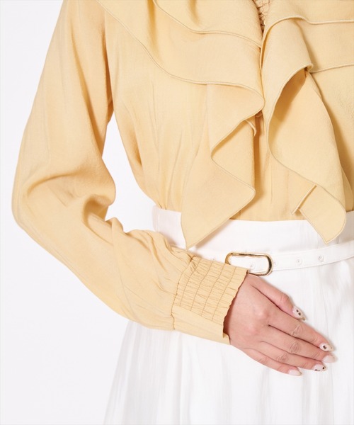 AND COUTURE(アンドクチュール)の「シャーリングフリルブラウス(シャツ/ブラウス・レディース・ネイビー/イエロー/オフホワイト・FREE)」の10枚目の写真