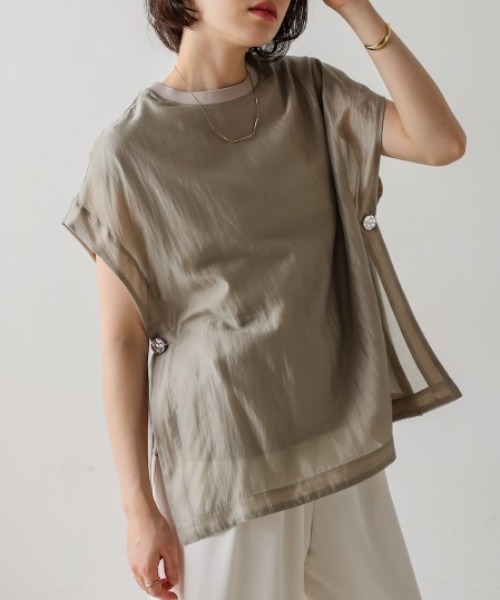 Bou Jeloud(ブージュルード)の「シアーカットドッキングサイドボタンプルオーバー(Tシャツ/カットソー・レディース・ブラック/グレイッシュベージュ/ブルー・FREE)」の1枚目の写真