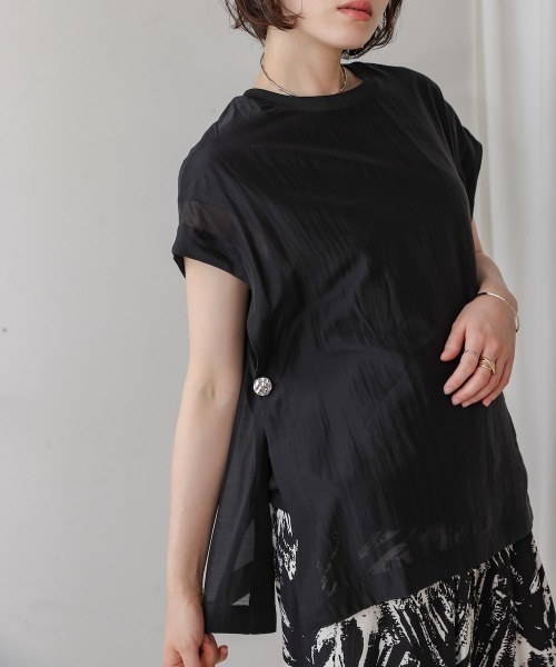 Bou Jeloud(ブージュルード)の「シアーカットドッキングサイドボタンプルオーバー(Tシャツ/カットソー・レディース・ブラック/グレイッシュベージュ/ブルー・FREE)」の4枚目の写真
