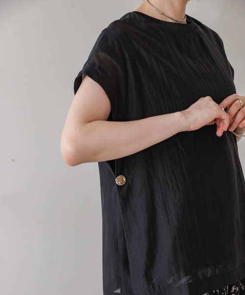 Bou Jeloud(ブージュルード)の「シアーカットドッキングサイドボタンプルオーバー(Tシャツ/カットソー・レディース・ブラック/グレイッシュベージュ/ブルー・FREE)」の5枚目の写真