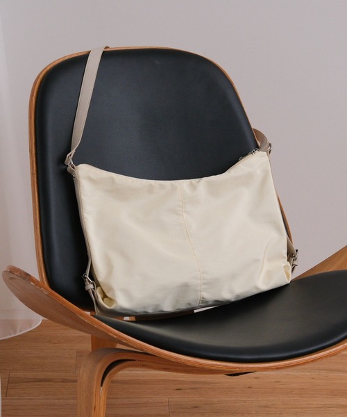 LAKOLE(ラコレ)の「サイドベルトワンショルダーバッグ / 635604(ショルダーバッグ・レディース・オフホワイト/ライトグレー/ブラック・FREE)」の2枚目の写真