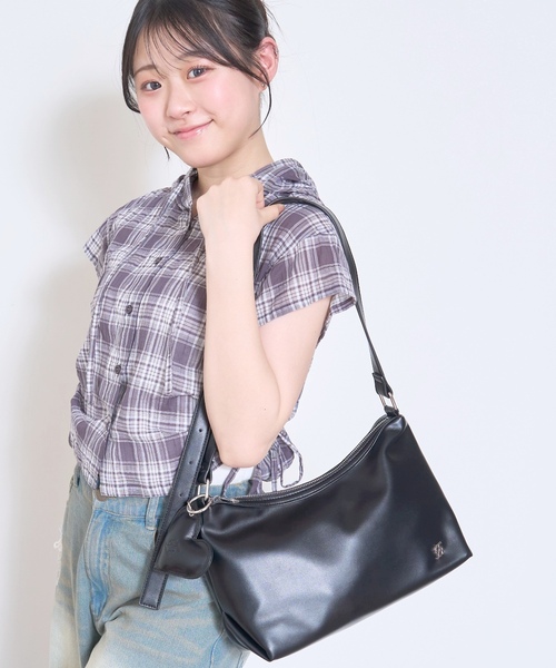 LOVETOXIC(ラブトキシック)の「チャームつき合皮ショルダー(ショルダーバッグ・キッズ・シルバー/ブラック/アイボリー・F)」の3枚目の写真