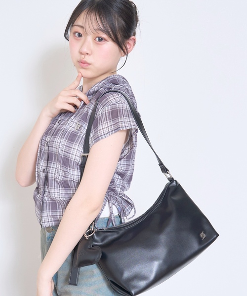 LOVETOXIC(ラブトキシック)の「チャームつき合皮ショルダー(ショルダーバッグ・キッズ・シルバー/ブラック/アイボリー・F)」の4枚目の写真