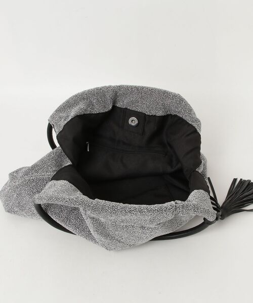 fredy emue（フレディエミュ）の「ラメ生地ループハンドルトート（ショルダーバッグ・レディース・シルバー/ベージュ・FREE）」の5枚目の写真