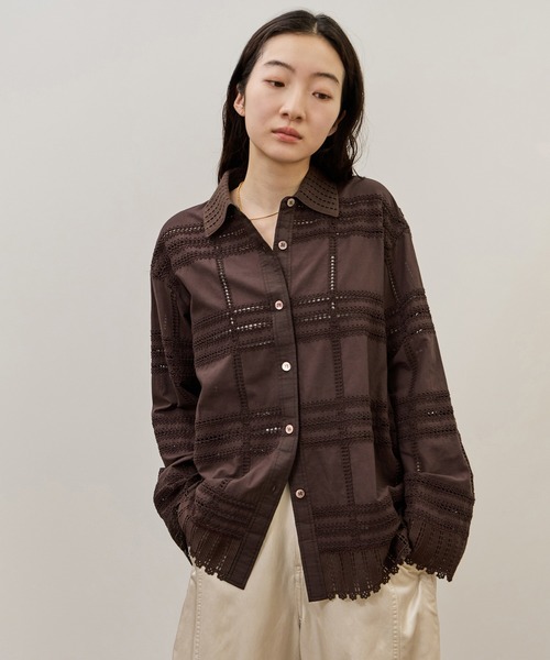 ADAM ET ROPE'（アダムエロペ）の「【一部WEB限定カラー】エンブロイダリーコンビシャツ（シャツ/ブラウス・レディース・ブラック/ホワイト/ダークブラウン・FREE）」の3枚目の写真