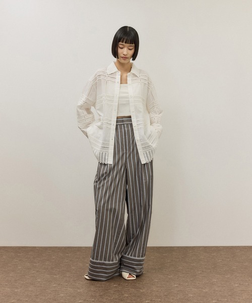 ADAM ET ROPE'（アダムエロペ）の「【一部WEB限定カラー】エンブロイダリーコンビシャツ（シャツ/ブラウス・レディース・ブラック/ホワイト/ダークブラウン・FREE）」の4枚目の写真