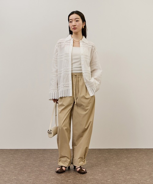 ADAM ET ROPE'（アダムエロペ）の「【一部WEB限定カラー】エンブロイダリーコンビシャツ（シャツ/ブラウス・レディース・ブラック/ホワイト/ダークブラウン・FREE）」の5枚目の写真