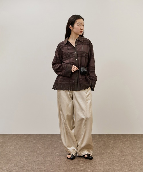 ADAM ET ROPE'（アダムエロペ）の「【一部WEB限定カラー】エンブロイダリーコンビシャツ（シャツ/ブラウス・レディース・ブラック/ホワイト/ダークブラウン・FREE）」の6枚目の写真