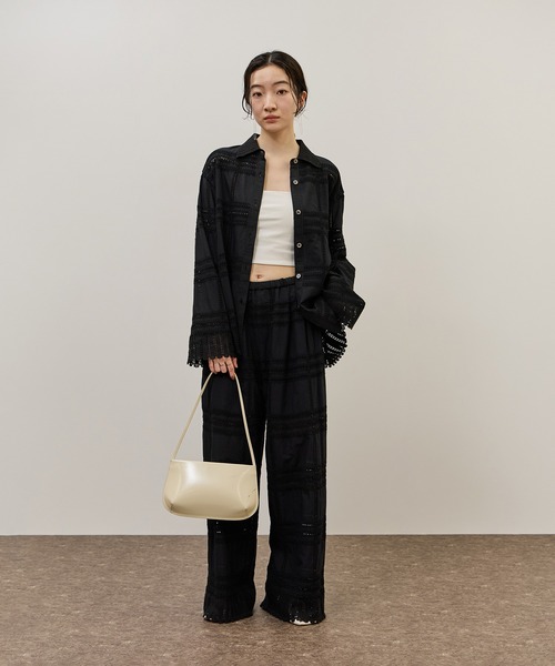 ADAM ET ROPE'（アダムエロペ）の「【一部WEB限定カラー】エンブロイダリーコンビシャツ（シャツ/ブラウス・レディース・ブラック/ホワイト/ダークブラウン・FREE）」の7枚目の写真