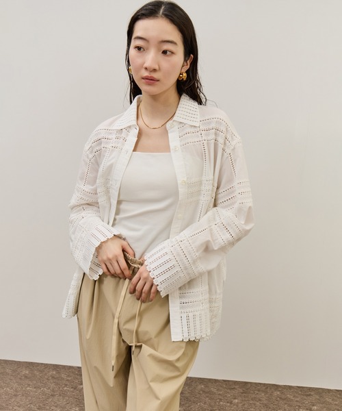 ADAM ET ROPE'（アダムエロペ）の「【一部WEB限定カラー】エンブロイダリーコンビシャツ（シャツ/ブラウス・レディース・ブラック/ホワイト/ダークブラウン・FREE）」の9枚目の写真