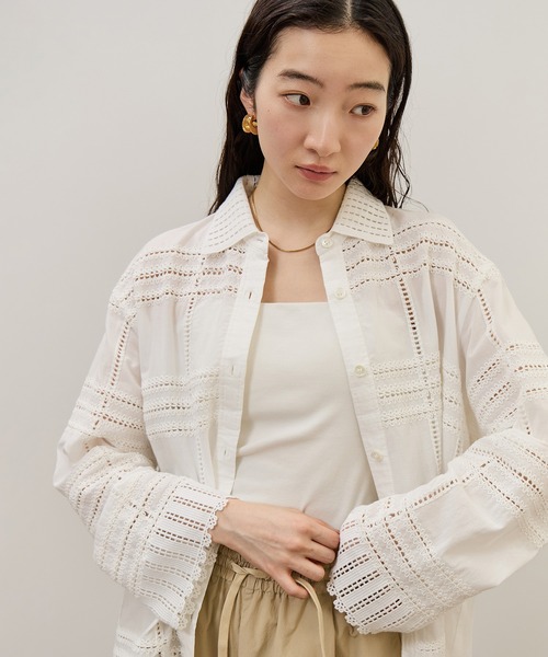 ADAM ET ROPE'（アダムエロペ）の「【一部WEB限定カラー】エンブロイダリーコンビシャツ（シャツ/ブラウス・レディース・ブラック/ホワイト/ダークブラウン・FREE）」の11枚目の写真