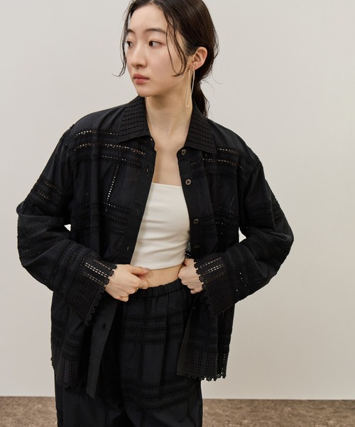 ADAM ET ROPE'（アダムエロペ）の「【一部WEB限定カラー】エンブロイダリーコンビシャツ（シャツ/ブラウス・レディース・ブラック/ホワイト/ダークブラウン・FREE）」の13枚目の写真