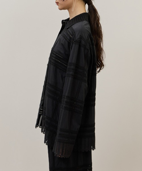 ADAM ET ROPE'（アダムエロペ）の「【一部WEB限定カラー】エンブロイダリーコンビシャツ（シャツ/ブラウス・レディース・ブラック/ホワイト/ダークブラウン・FREE）」の15枚目の写真