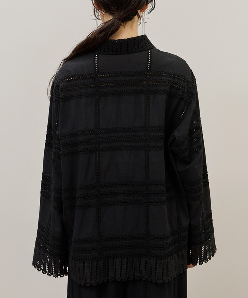 ADAM ET ROPE'（アダムエロペ）の「【一部WEB限定カラー】エンブロイダリーコンビシャツ（シャツ/ブラウス・レディース・ブラック/ホワイト/ダークブラウン・FREE）」の16枚目の写真