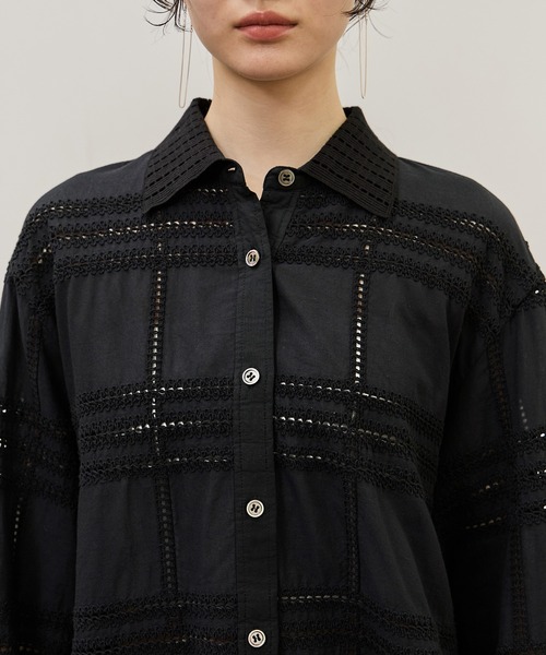 ADAM ET ROPE'（アダムエロペ）の「【一部WEB限定カラー】エンブロイダリーコンビシャツ（シャツ/ブラウス・レディース・ブラック/ホワイト/ダークブラウン・FREE）」の17枚目の写真