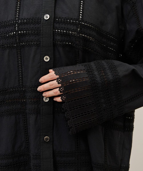 ADAM ET ROPE'（アダムエロペ）の「【一部WEB限定カラー】エンブロイダリーコンビシャツ（シャツ/ブラウス・レディース・ブラック/ホワイト/ダークブラウン・FREE）」の18枚目の写真