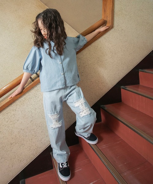 EDWIN（エドウィン）の「【Ou? by EDWIN】ショート丈デニムシャツ（シャツ/ブラウス・キッズ・サックスブルー・140/150/130/120/110/90/100）」の2枚目の写真