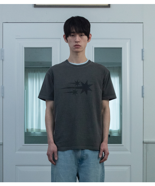 NICE GHOST CLUB(ナイスゴーストクラブ)の「3STAR SYMBOL PIGMENT TEE_CHARCOAL(NG2GMUT501A)(Tシャツ/カットソー・レディース・チャコール・SMALL/MEDIUM/LARGE)」の1枚目の写真