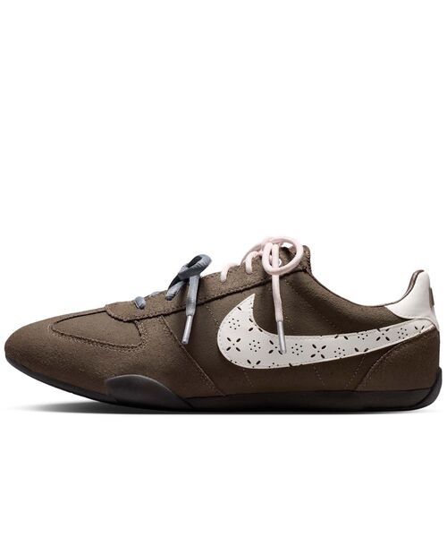 NIKE(ナイキ)の「ナイキ スプリント シスター ウィメンズシューズ / Nike Sprint Sister Women's Shoes IR5693-256 Ridgerock(スニーカー・レディース・ダークブラウン・23.5/24/22.5/23/24.5/25/25.5/26/22)」の1枚目の写真
