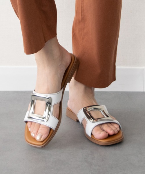 inter-chaussures(インターショシュール)の「【Oh my Sandals】メタルバックルフラットサンダル(E62301)(サンダル・レディース・ブラック/ホワイト/ライトグリーン/ブラウン・37/36/39/38/35)」の2枚目の写真
